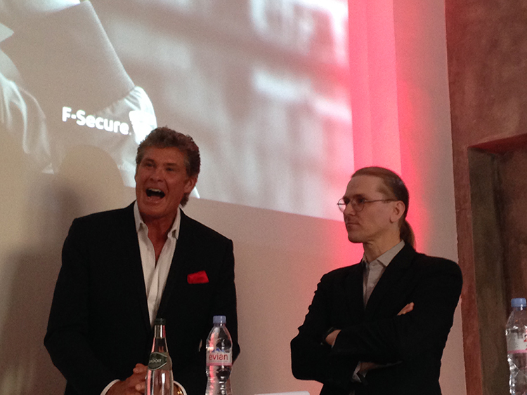 David Hasselhoff in bester Laune während der Pressekonferenz mit CRO Mikko Hypponen 